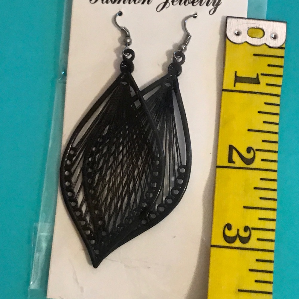 NWT Black Leaf Dangle earings - Picture 2 of 2